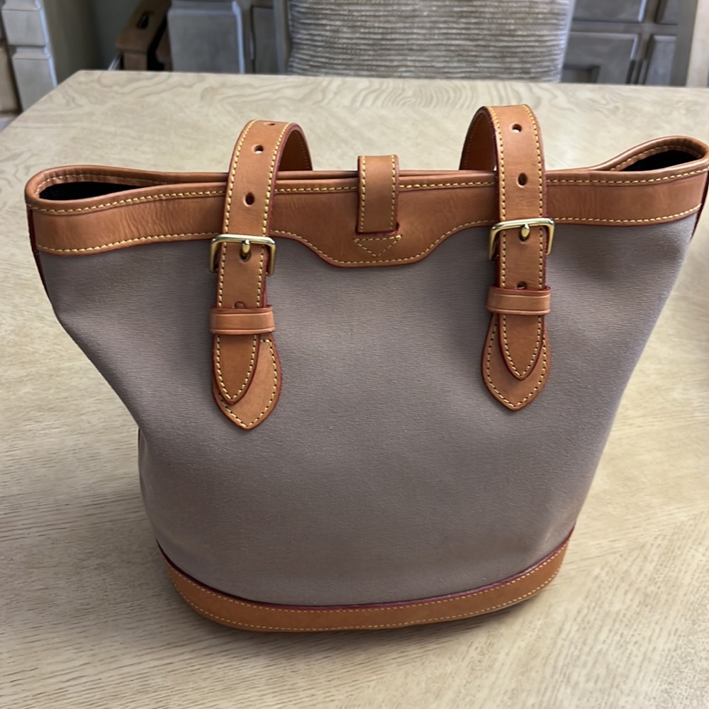 Vintage DOONEY & BOURKE tan canvas tote bag with leather shoulder straps & trim. - Picture 2 of 11